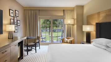 Zimmer, 1 King-Bett, Terrasse, Poolblick | Daunenbettdecken, Pillowtop-Betten, Zimmersafe, Schreibtisch