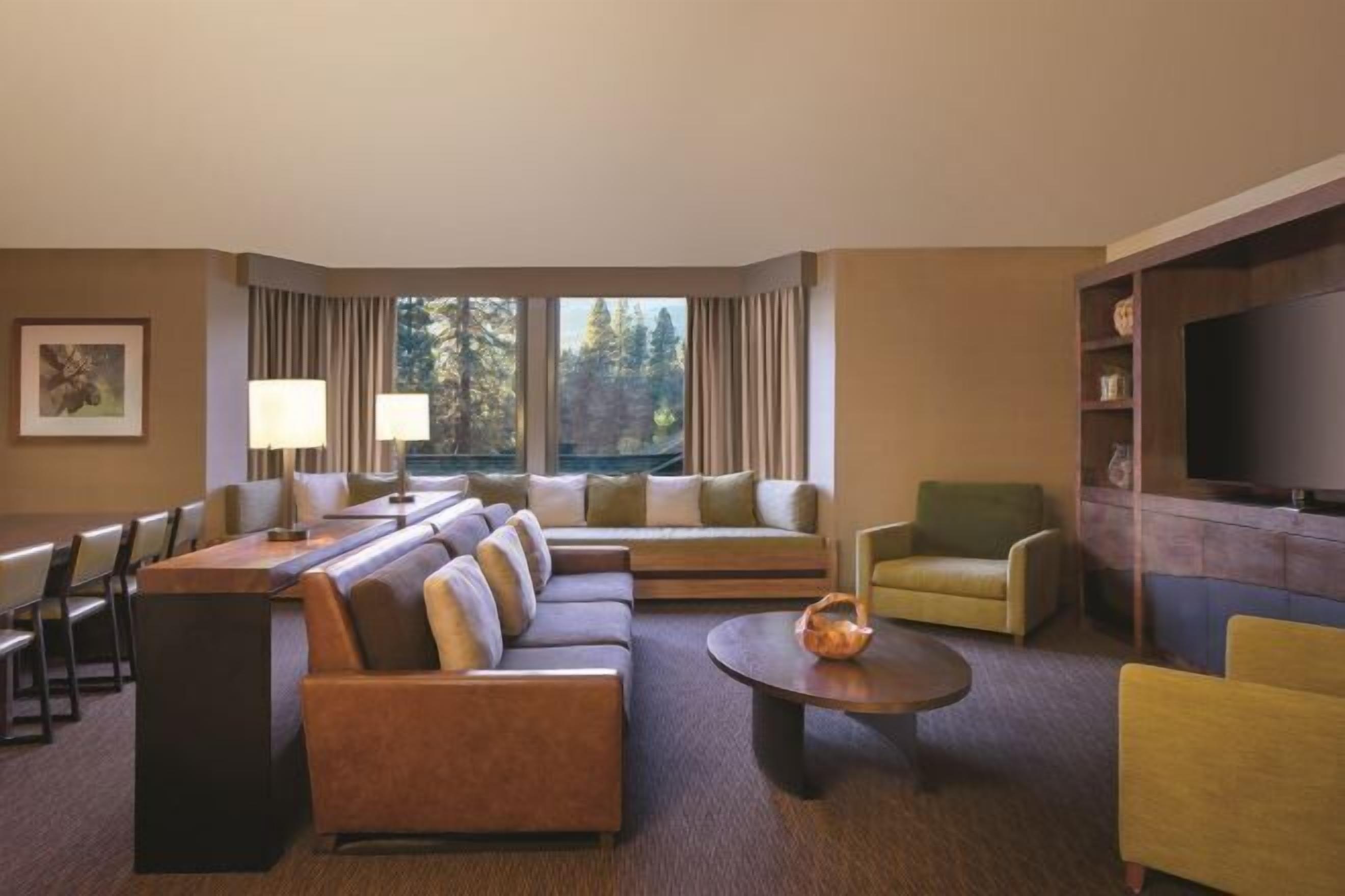 Coin séjour | Télévision à écran plat de 65 pouces avec chaînes par câble, télévision