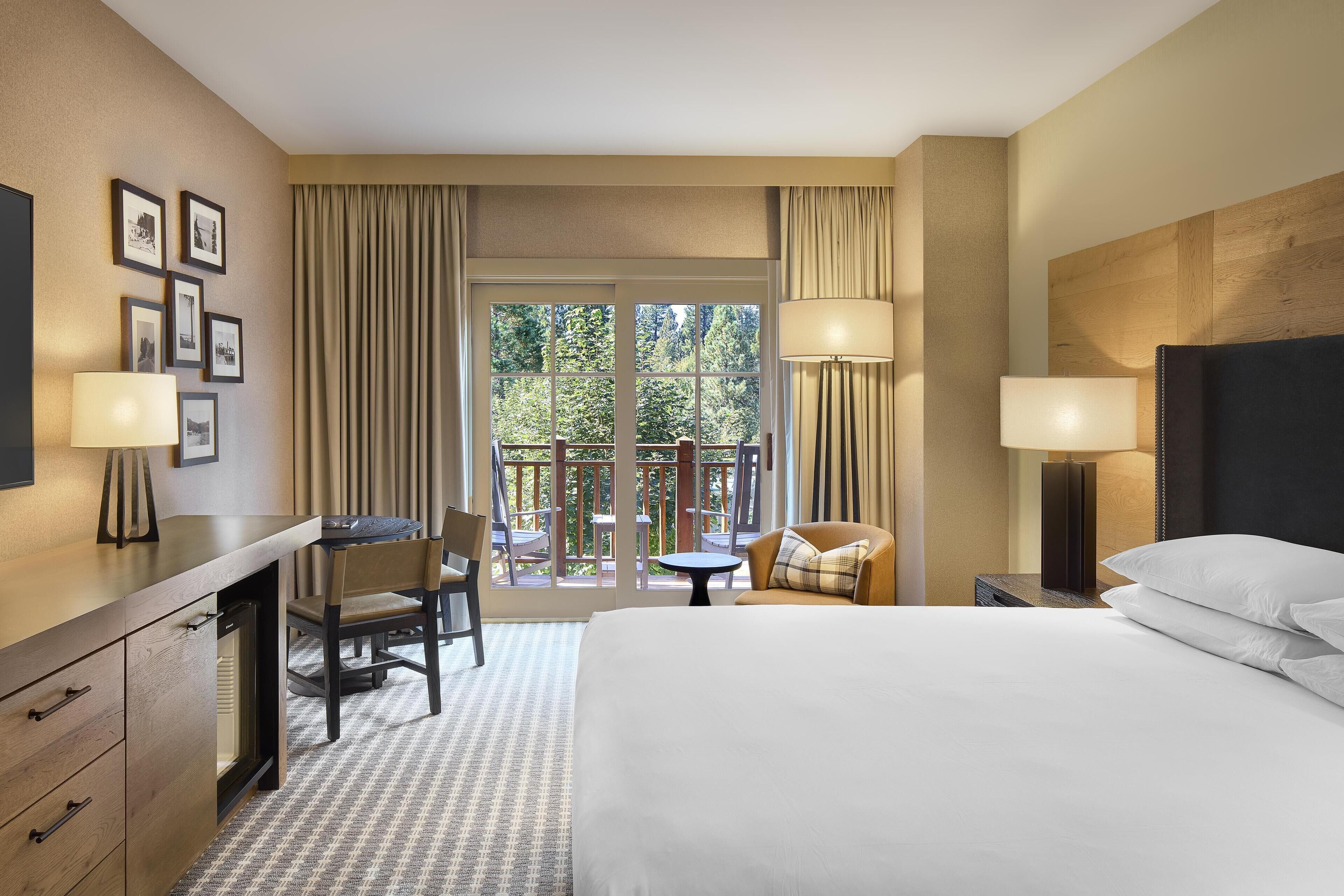 Værelse - 1 kingsize-seng - balkon | Dundyner, senge med topmadrasser, pengeskab på værelset, skrivebord