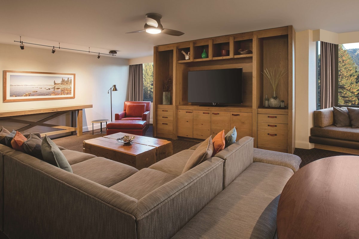 Suite (Sierra) | Down comforters, pillowtop beds, in-room safe, desk