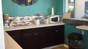 Refrigerador, microondas y cafetera y tetera