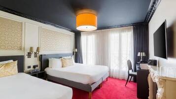 Driepersoonskamer | Luxe beddengoed, een kluis op de kamer, een bureau, geluiddichte muren