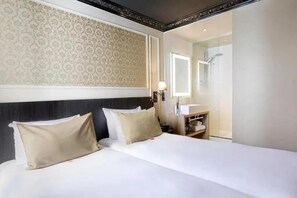 Ropa de cama de alta calidad, caja fuerte, escritorio