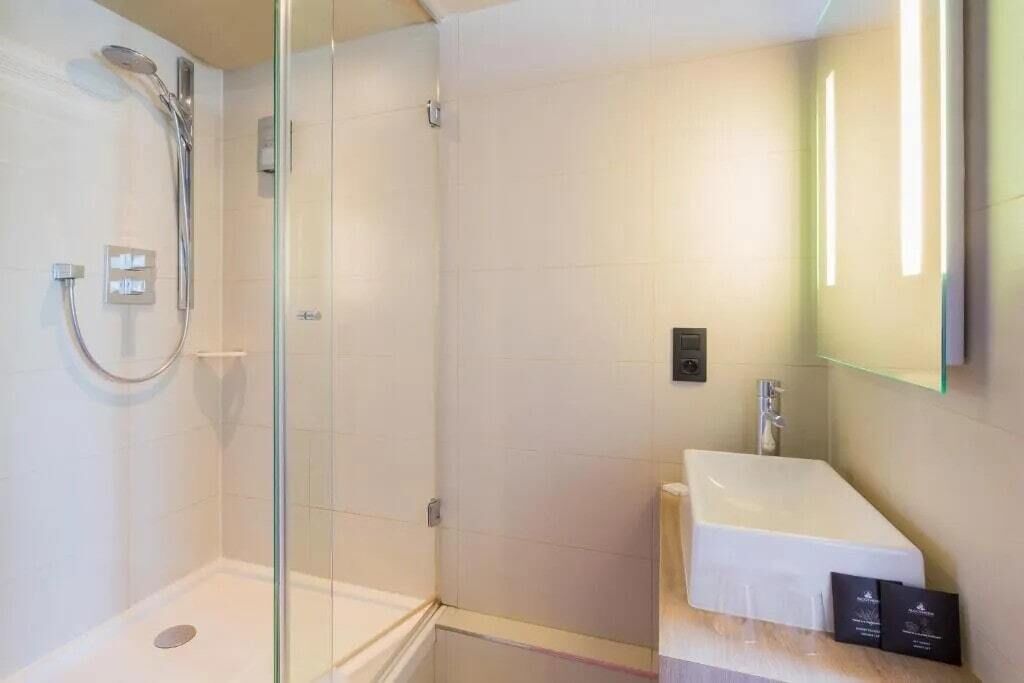Twin kamer | Badkamer | Gratis toiletartikelen, een haardroger, handdoeken, zeep