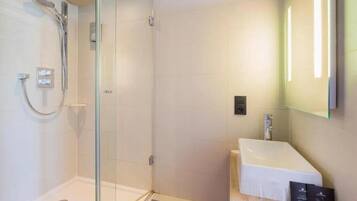Twin kamer | Badkamer | Gratis toiletartikelen, een haardroger, handdoeken, zeep