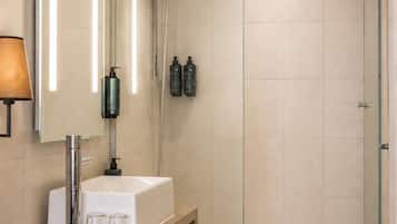 Chambre Supérieure avec lits jumeaux | Salle de bain | Articles de toilette gratuits, sÚche-cheveux, serviettes fournies, savon