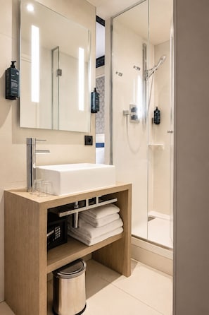 Superior-Doppelzimmer | Badezimmer | Kostenlose Toilettenartikel, Haartrockner, Handtücher, Seife