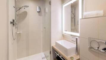 Gratis toiletartikelen, een haardroger, handdoeken, zeep