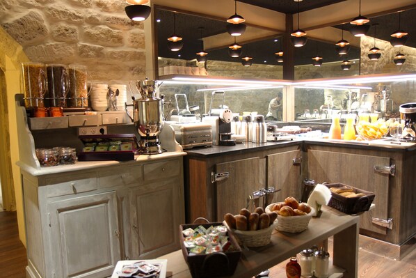 Daily continental breakfast (EUR 15 per person)