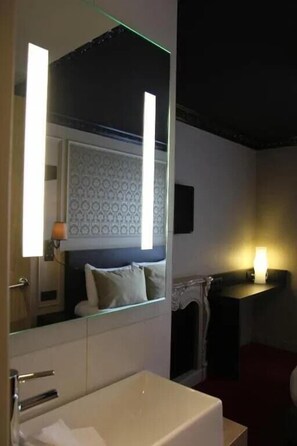 Classic Double Room | Bathroom | Free toiletries, hair dryer, towels, soap