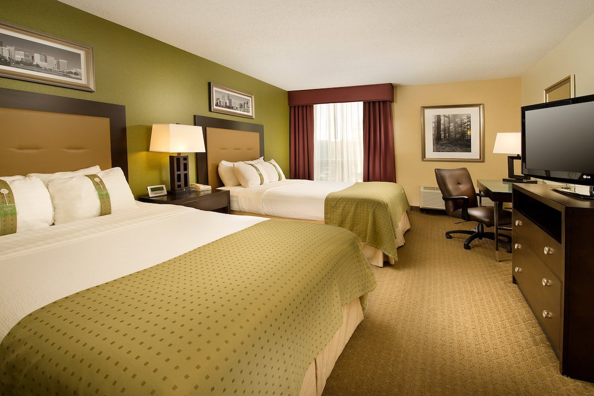 1 bedroom, hypo-allergenic bedding, desk, laptop workspace