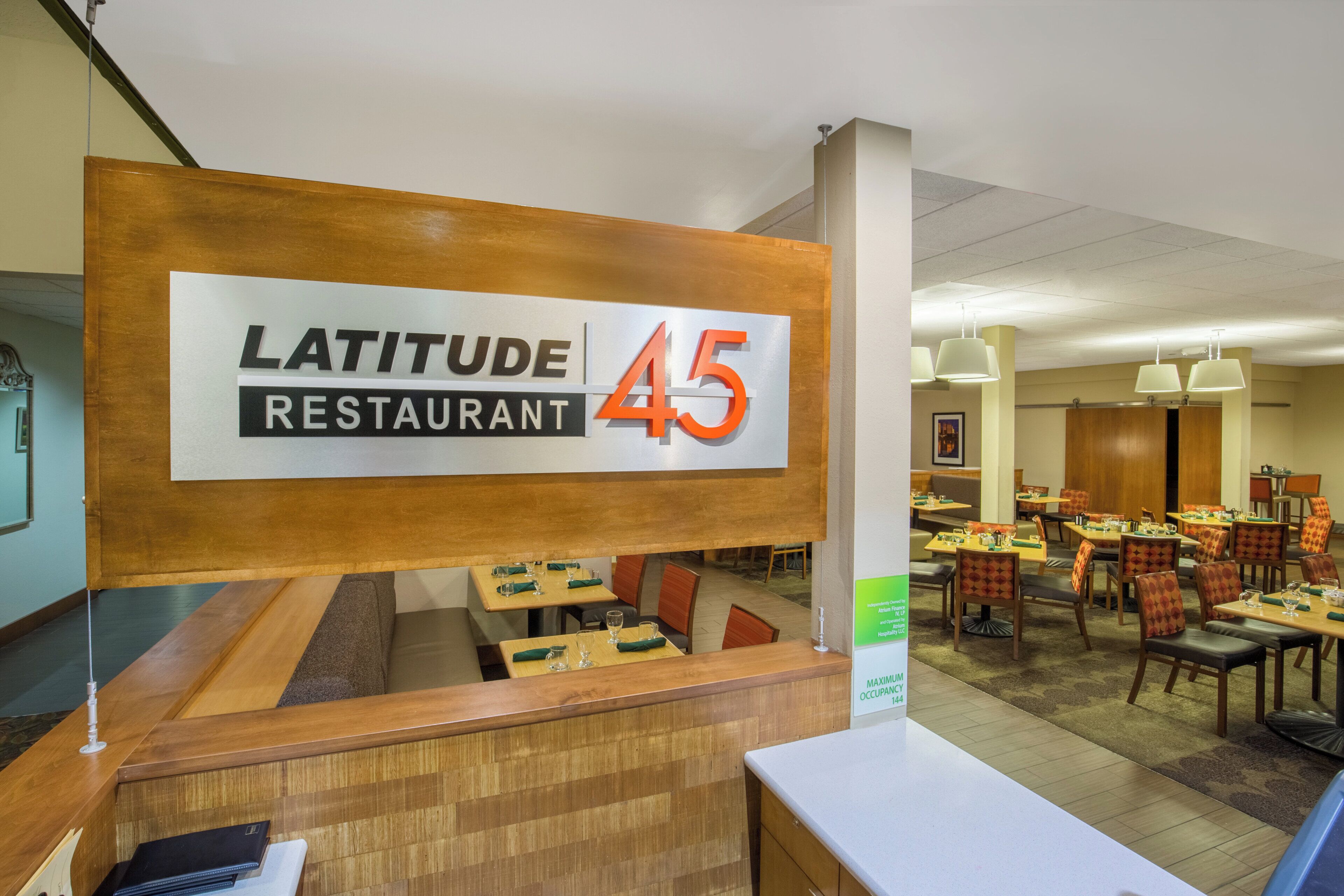 Interior de un restaurante con un letrero que indica 'LATITUDE 45'.
