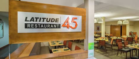 Interior de un restaurante con un letrero que indica 'LATITUDE 45'.