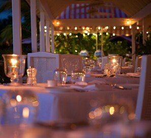 Déjeuner, dîner et souper servis sur place, vue sur la plage 