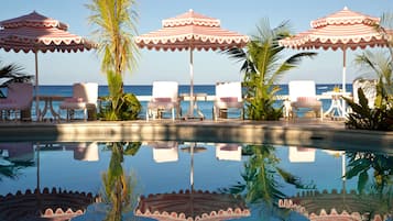 Piscine extérieure, parasols de plage, chaises longues