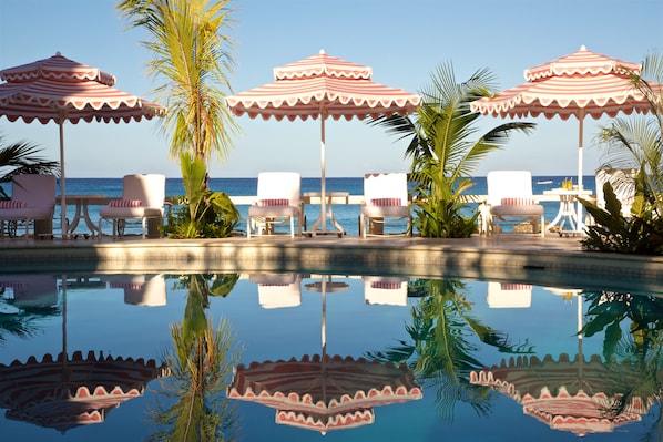 Piscine extérieure, parasols, chaises longues