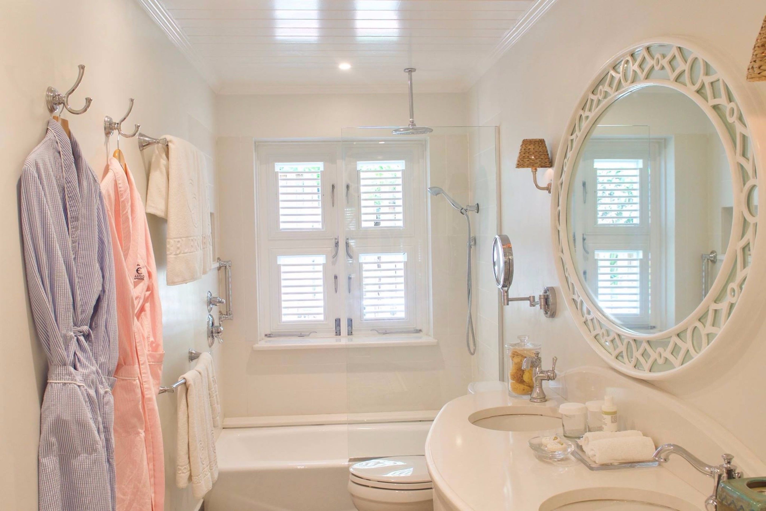 Une salle de bain avec une baignoire, des toilettes, un lavabo et un grand miroir.
