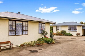 Iron/ironing board, cots/infant beds, rollaway beds, free WiFi - Econo Lodge Canterbury Court (Christchurch)