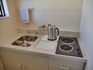 Fridge, microwave, oven, stovetop - Econo Lodge Canterbury Court (Christchurch)