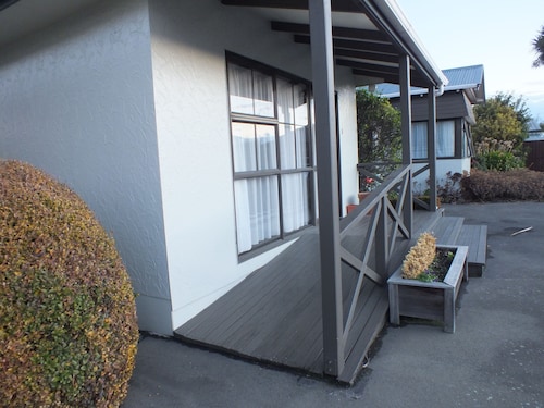 Canterbury Court Motel