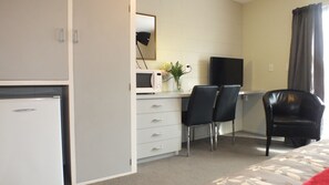 Iron/ironing board, cots/infant beds, rollaway beds, free WiFi - Econo Lodge Canterbury Court (Christchurch)