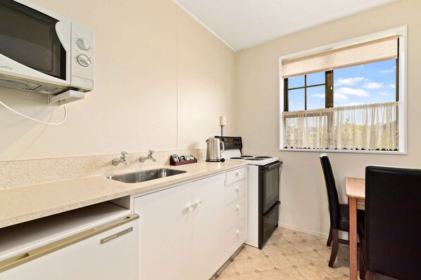 Twin Room | Iron/ironing board, cots/infant beds, rollaway beds, free WiFi - Econo Lodge Canterbury Court (Christchurch)