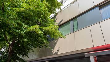 Vista frontal de la propiedad