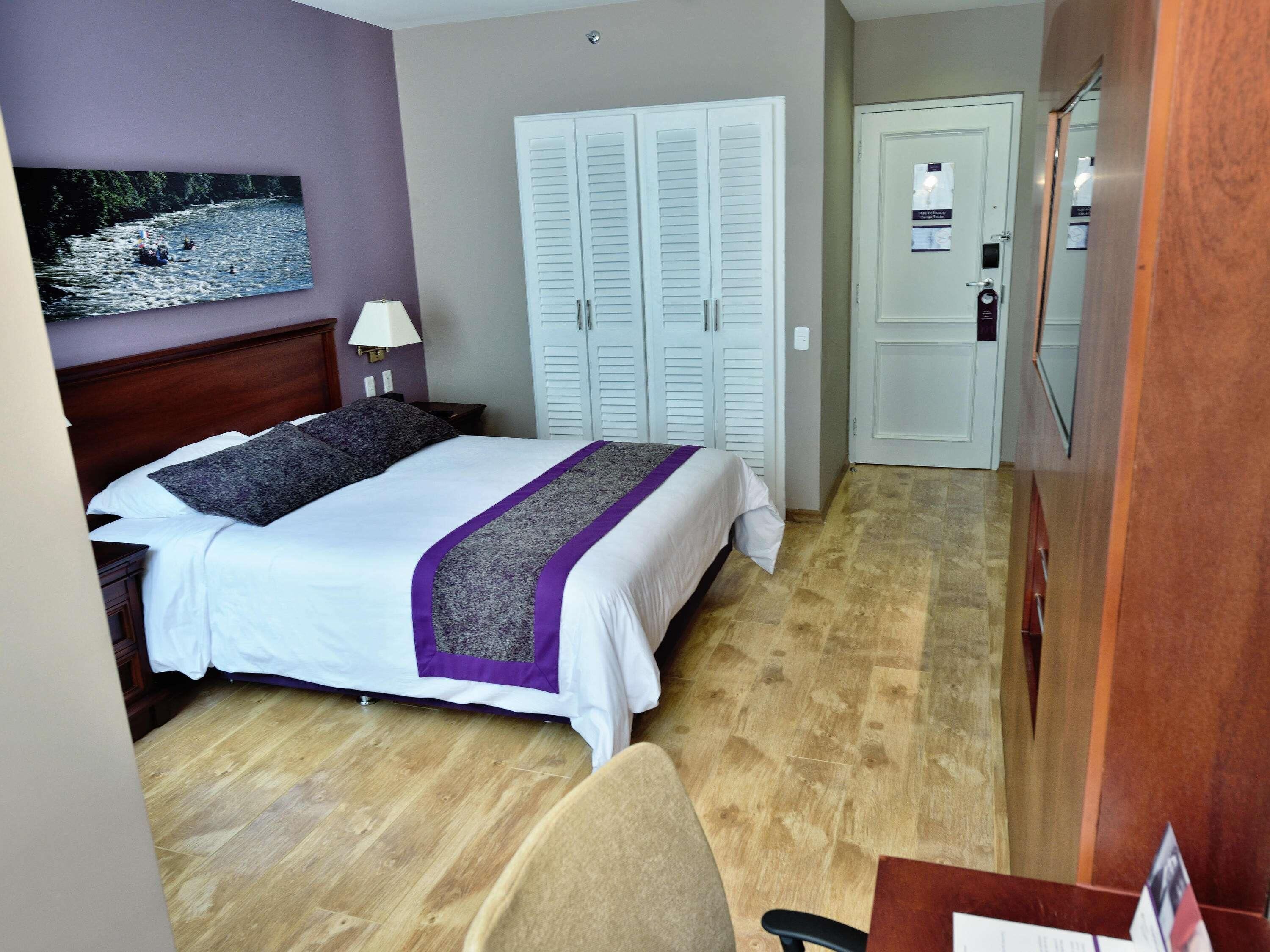 Superior Room, 1 Queen Bed | Pillowtop beds, in-room safe, laptop workspace, blackout drapes