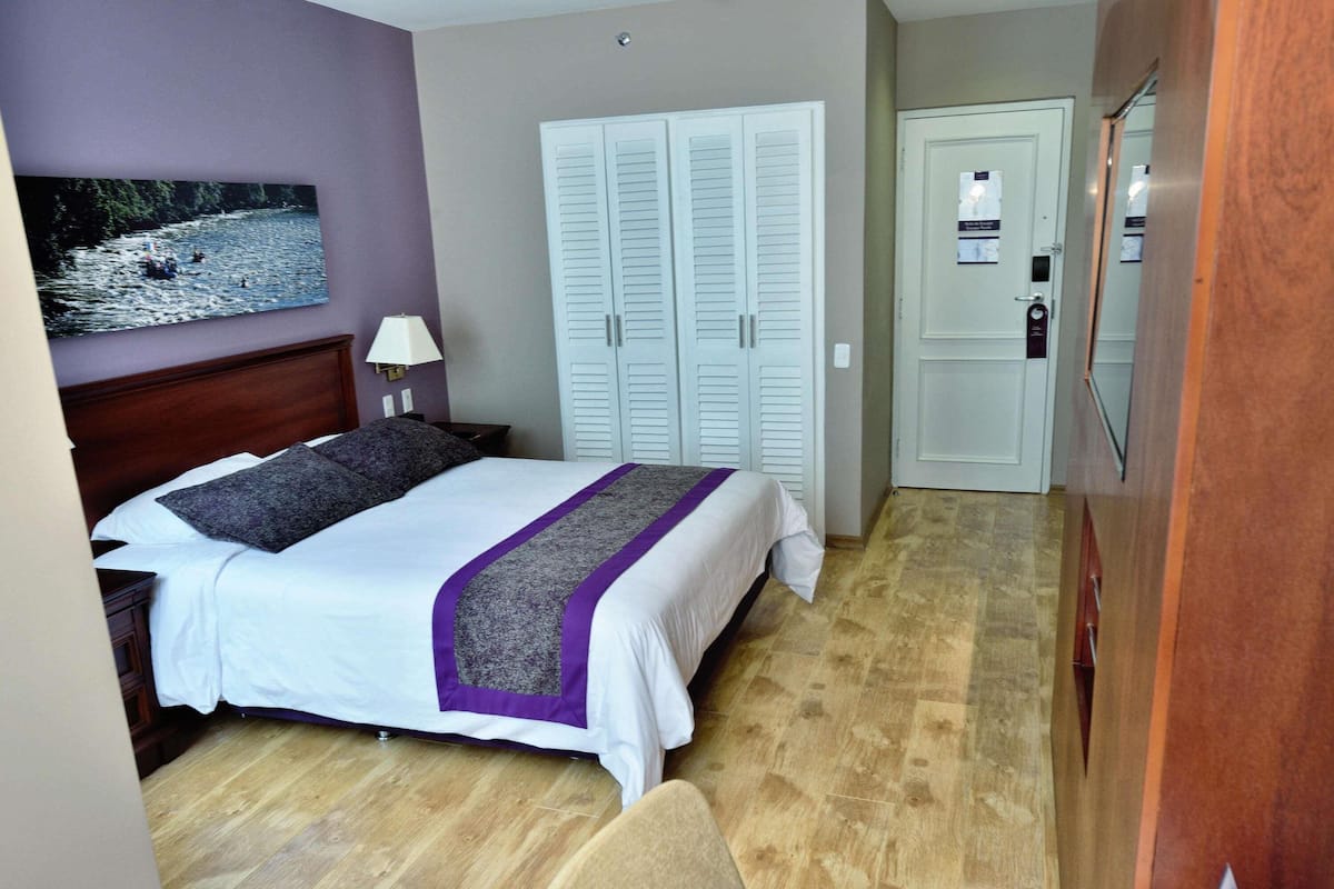 Superior Room, 1 Queen Bed | Pillowtop beds, in-room safe, laptop workspace, blackout drapes