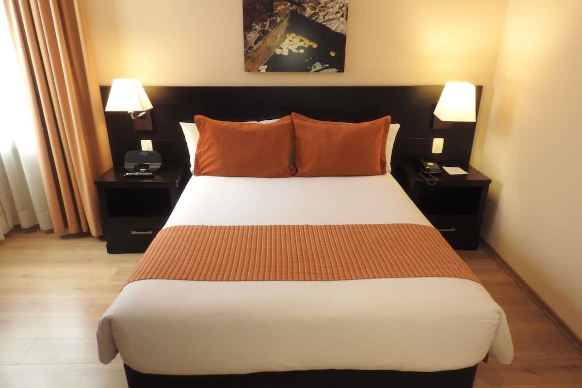 Habitación superior, 1 cama King size | Camas con pillow-top y caja de seguridad en la habitación