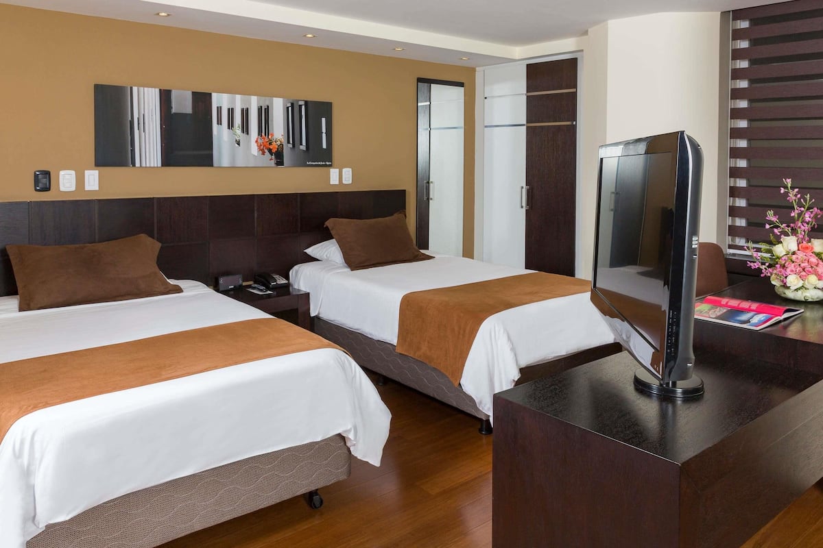 Deluxe Room, 2 Twin Beds | Pillowtop beds, in-room safe, laptop workspace, blackout drapes