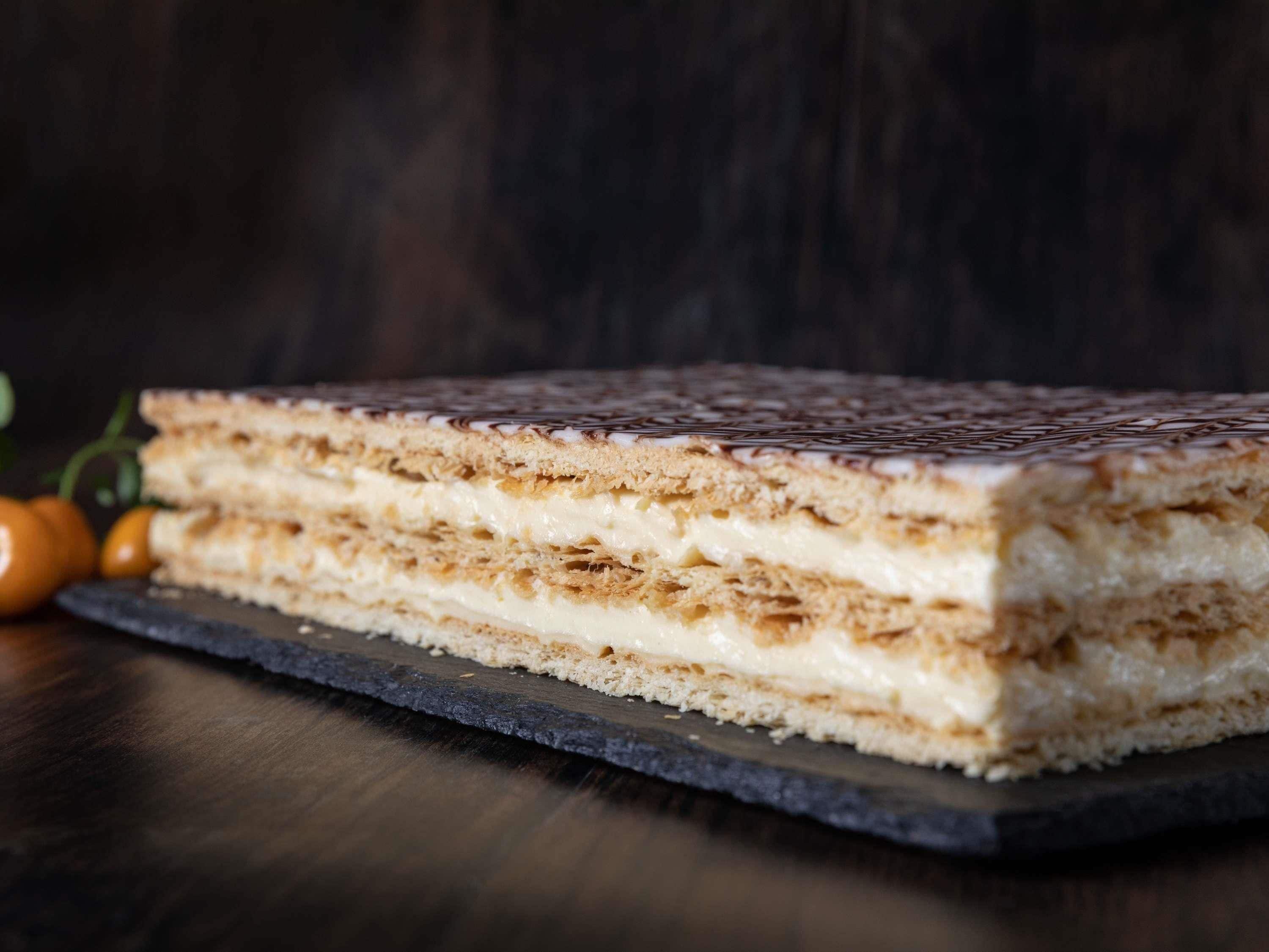 Un postre en capas sobre una bandeja de pizarra.