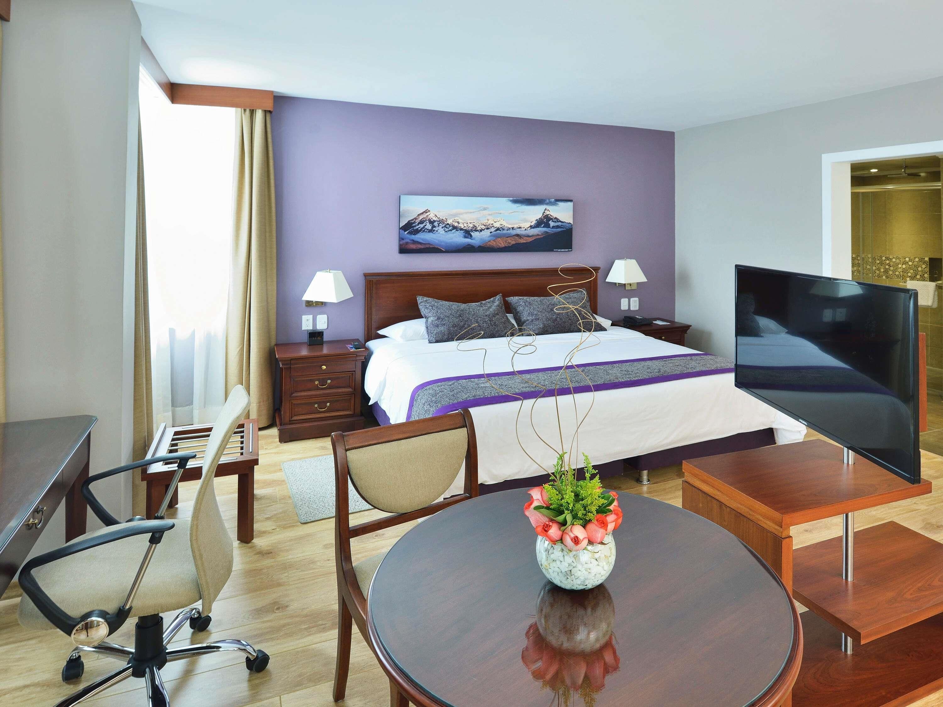 Executive Suite, 1 Queen Bed | Pillowtop beds, in-room safe, laptop workspace, blackout drapes