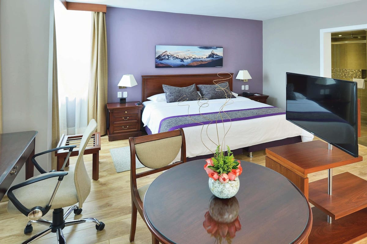 Executive Suite, 1 Queen Bed | Pillow-top beds, in-room safe, laptop workspace, blackout curtains