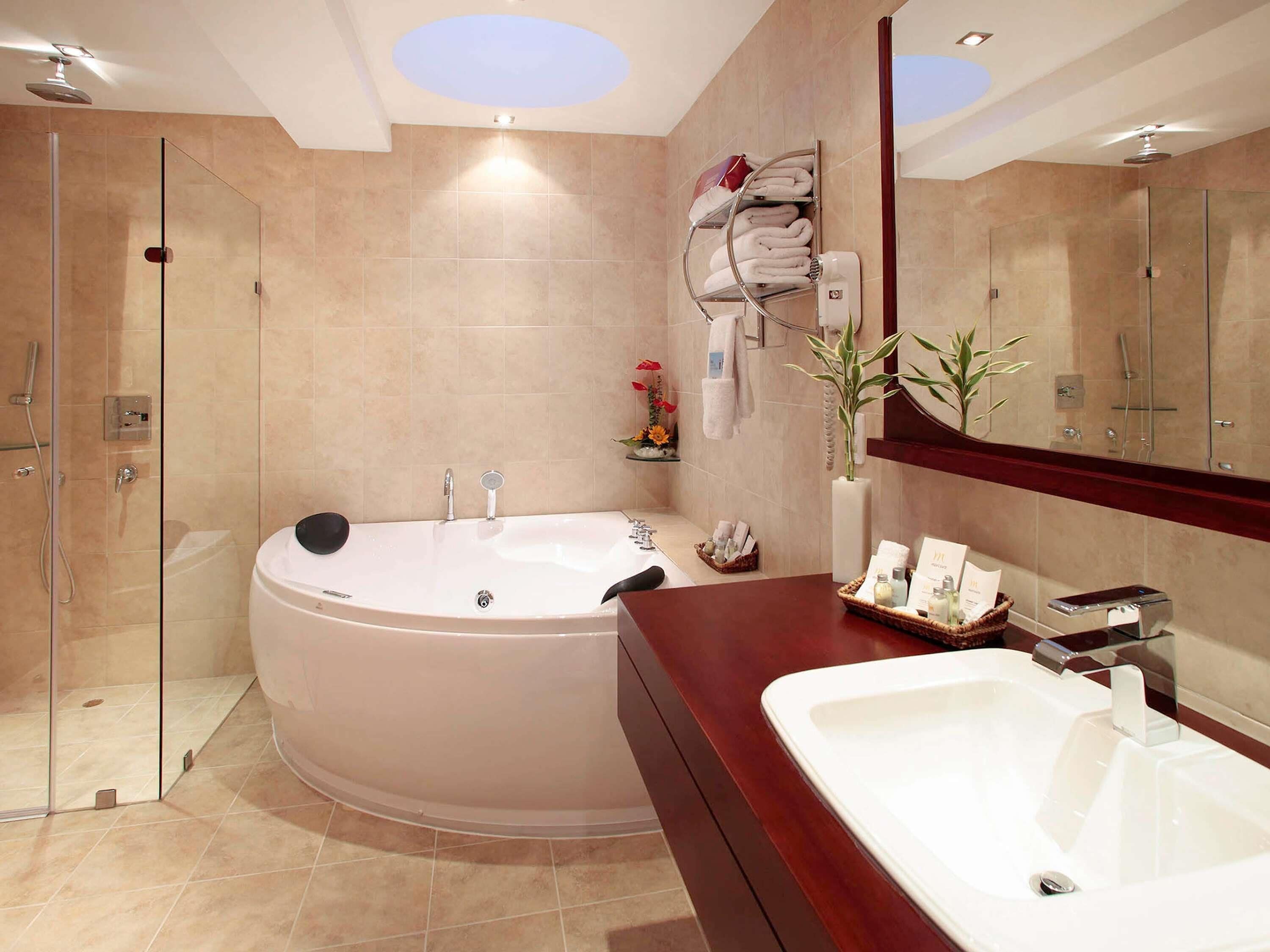 Superior Suite, 1 King Bed (Privilege room) | Pillowtop beds, in-room safe, laptop workspace, blackout drapes