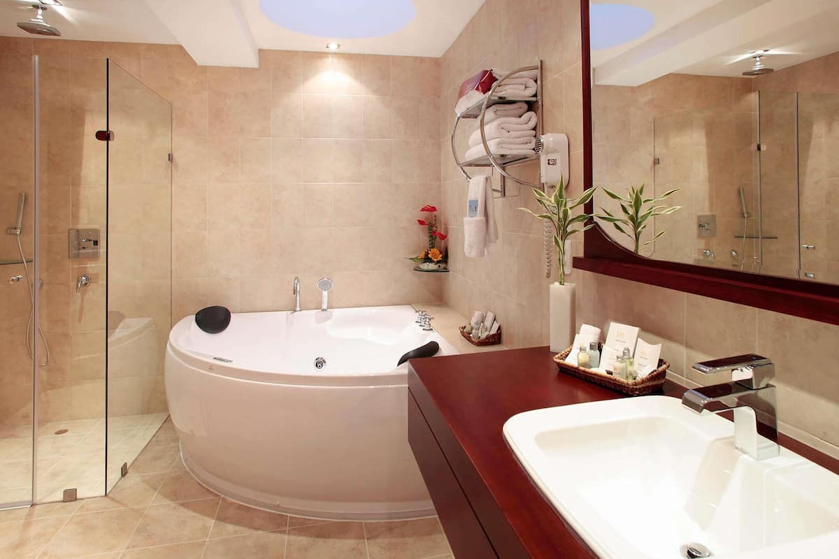 Superior Suite, 1 King Bed (Privilege room) | Pillowtop beds, in-room safe, laptop workspace, blackout drapes