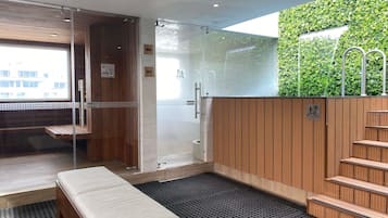 Bastu, bubbelpool, ångbastu, massage med varma stenar och massage