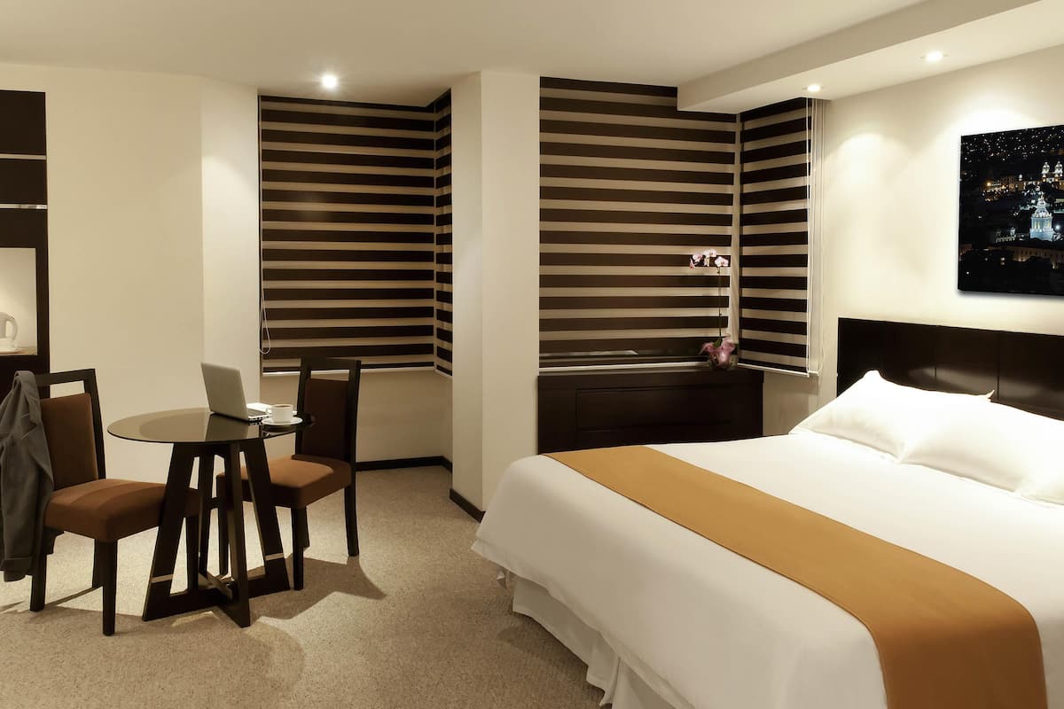 Deluxe Room, 1 Queen Bed | Pillowtop beds, in-room safe, laptop workspace, blackout drapes