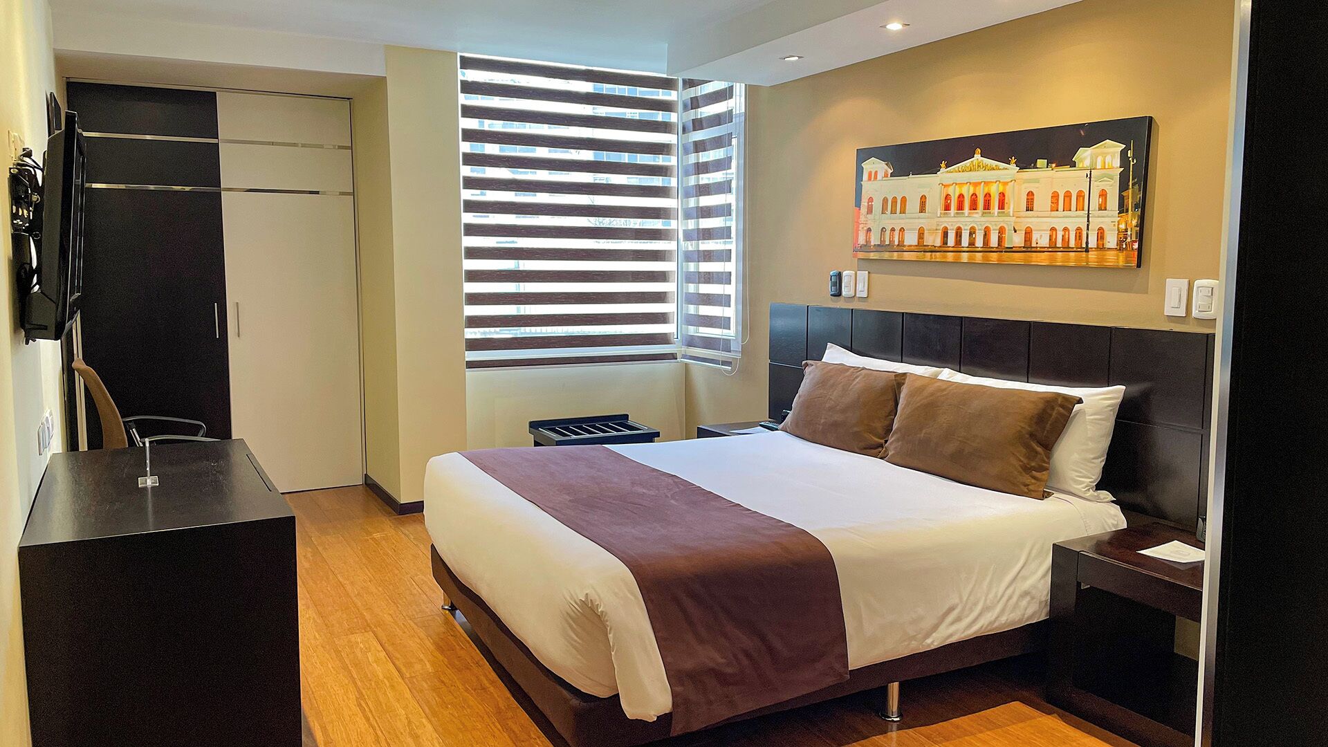 Colchones con pillow-top y caja de seguridad en la habitación 