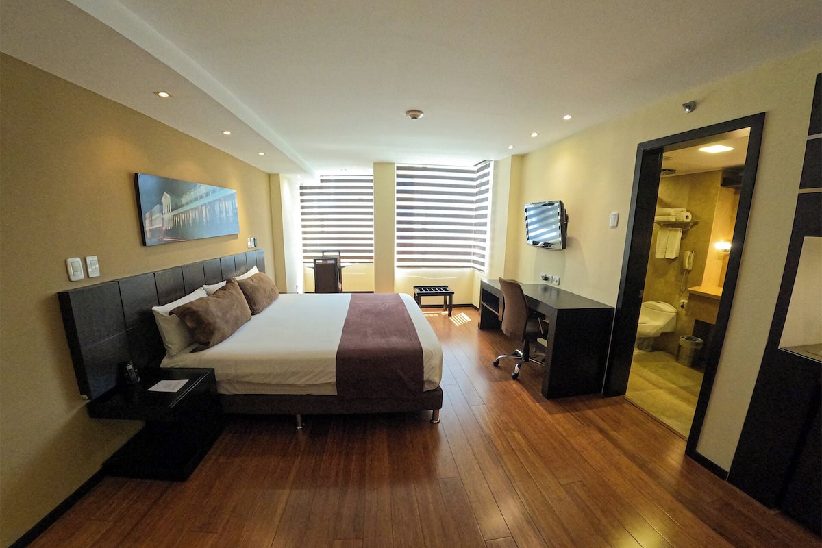 Deluxe Room, 1 King Bed | Pillowtop beds, in-room safe, laptop workspace, blackout drapes