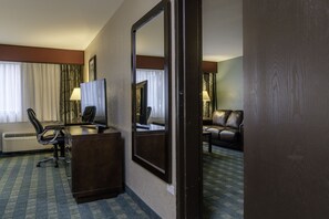 Deluxe Room, 1 King Bed | Room amenity