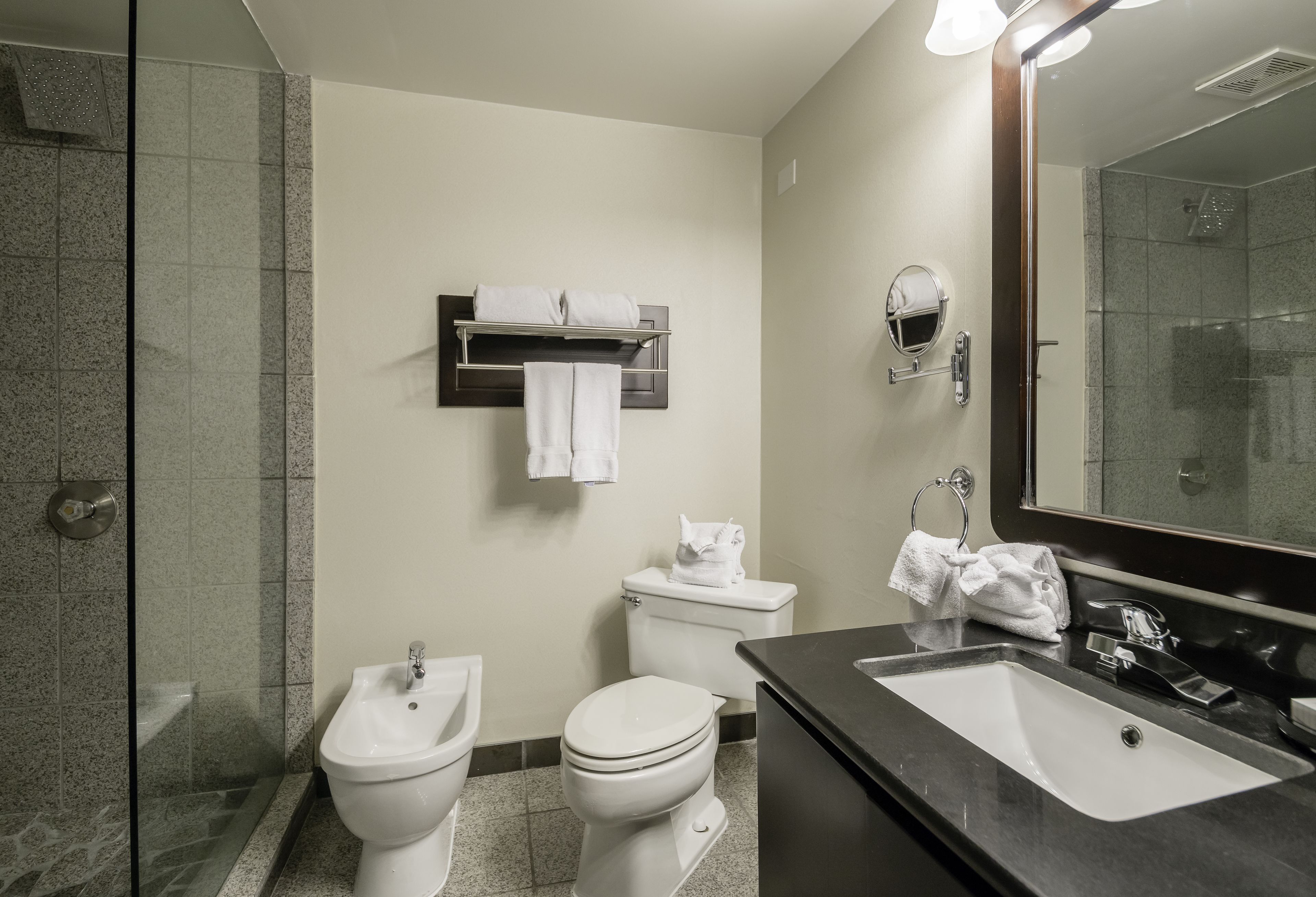 Suite, 1 Queen Bed (Jacuzzi) | Bathroom | Towels