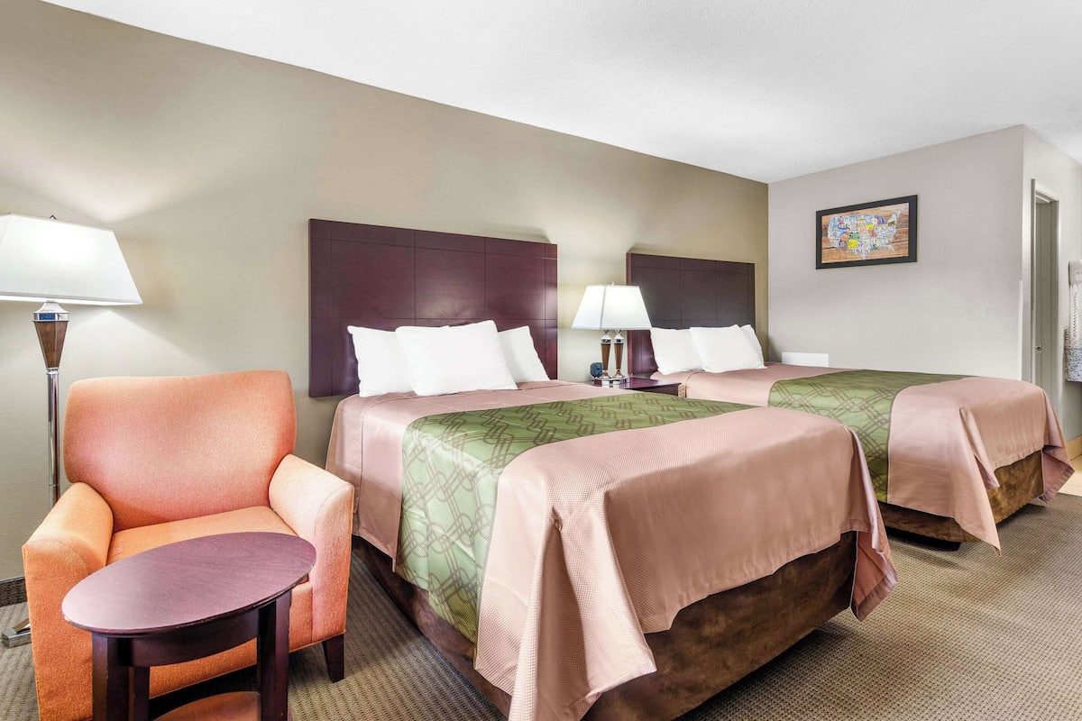 2 Double Beds, Smoking, Upgrade | Meja kerja, setrika/meja setrika, Wi-Fi gratis, dan seprai linen