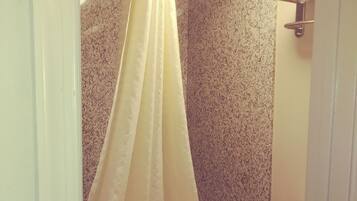 Deep soaking tub, hair dryer, towels