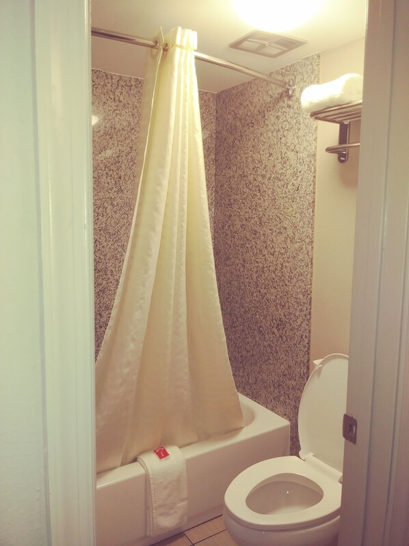 Een diep bad, een haardroger, handdoeken