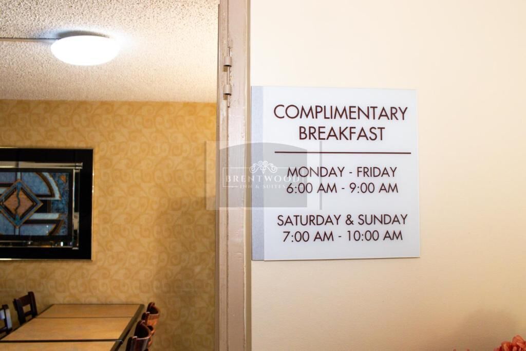 Señal que indica los horarios del desayuno de cortesía en un hotel.