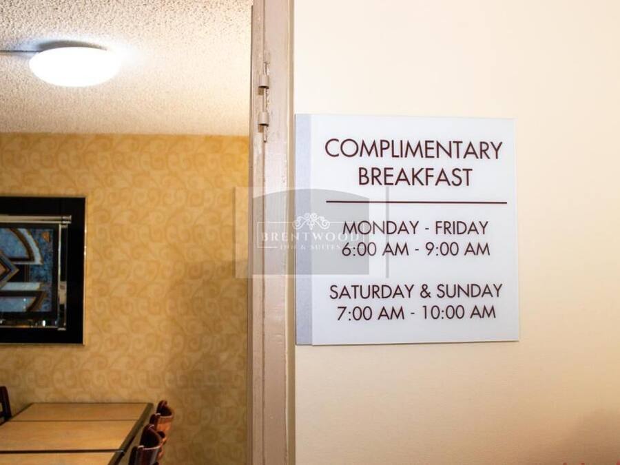 Señal que indica los horarios del desayuno de cortesía en un hotel.