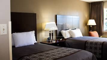 Escritorio, tabla de planchar con plancha, wifi gratis y ropa de cama