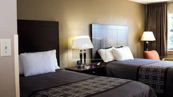 Escritorio, tabla de planchar con plancha, wifi gratis y ropa de cama