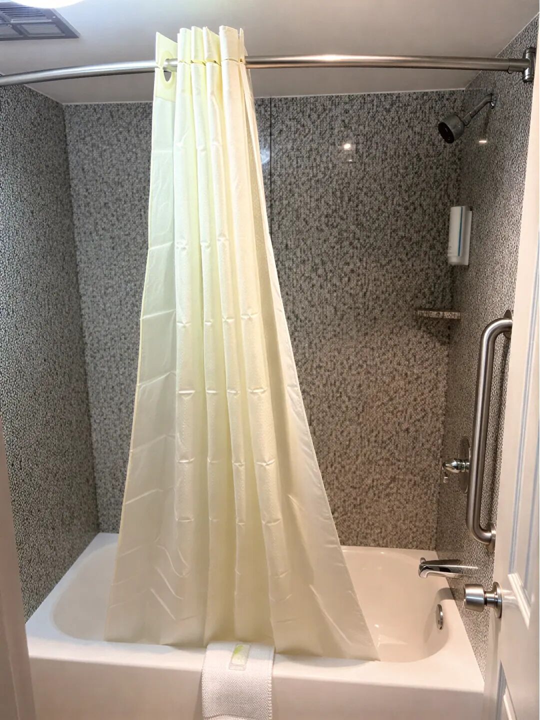 Deep soaking tub, hair dryer, towels